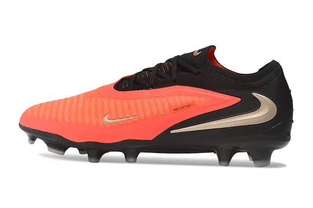 Nike Chaussures de football Noir Orange Coupe basse Empiècement tricoté Système de lacets asymétrique Terrain ferme 7