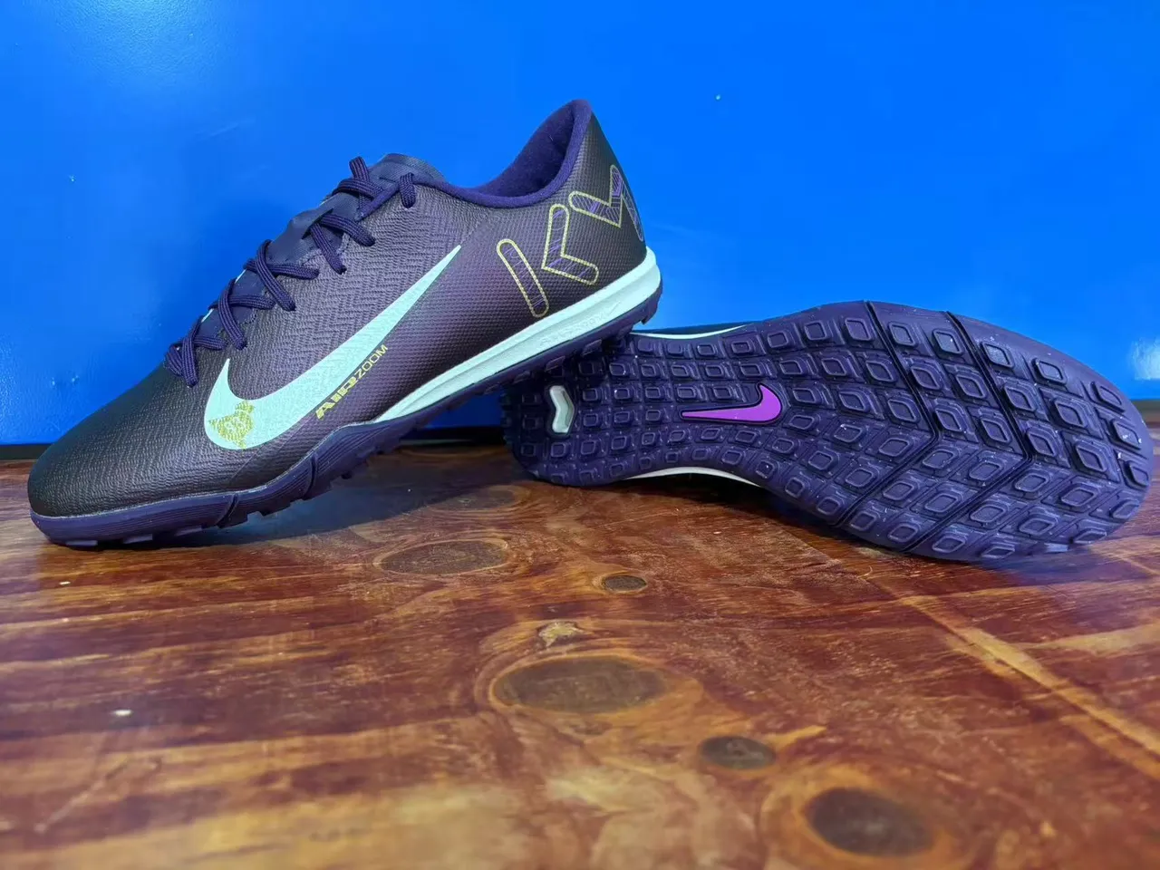 Nike 黑色紫色低帮合成鞋面方格纹底草地足球鞋 2