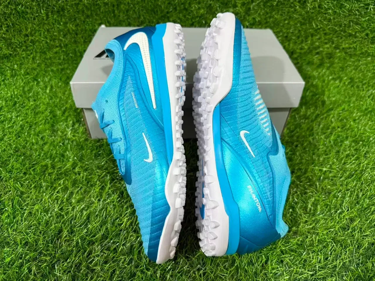 Nike Zapatillas de fútbol azul y blanco upper knit low-cut para césped artificial 2