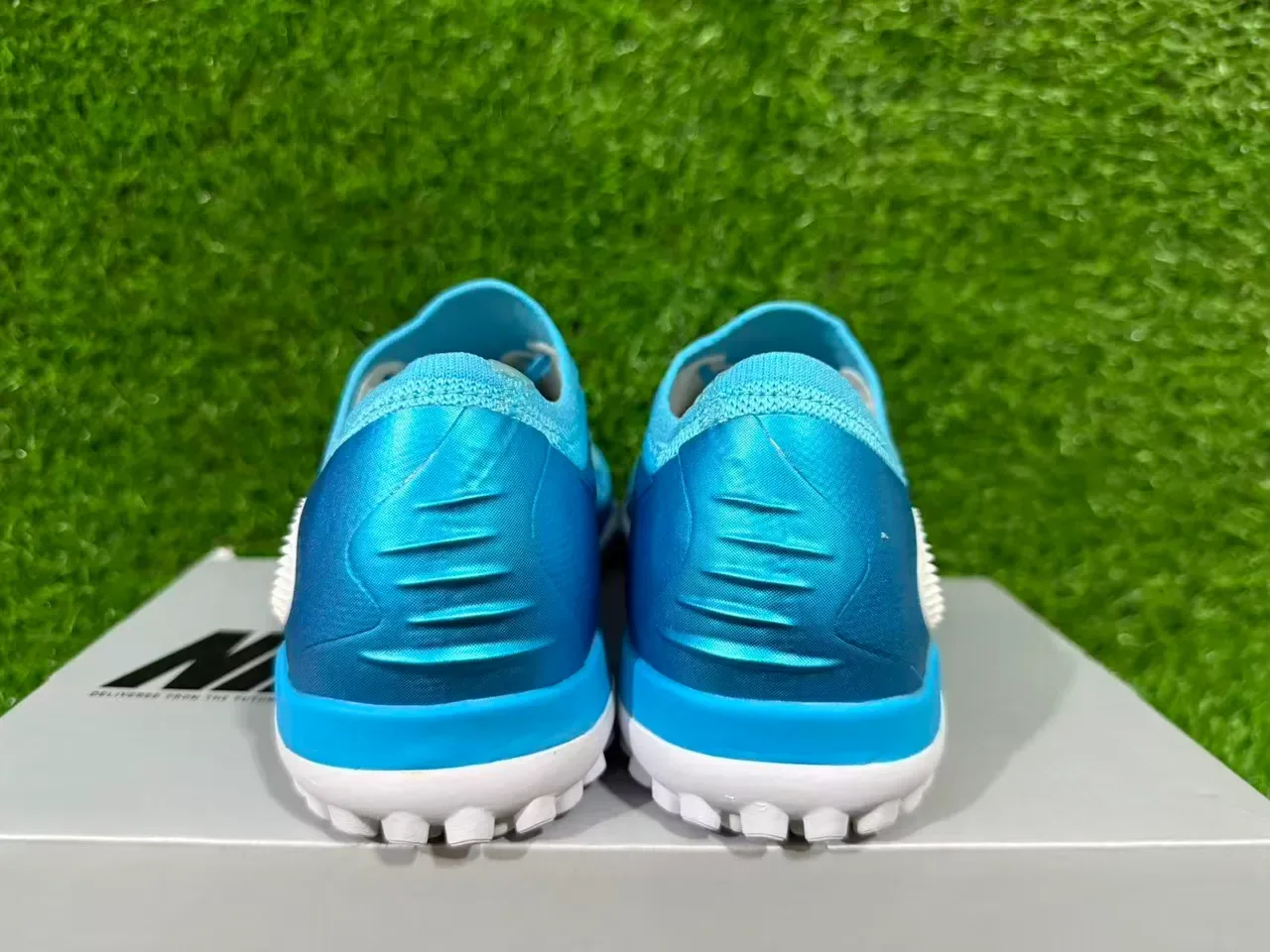 Nike Zapatillas de fútbol azul y blanco upper knit low-cut para césped artificial 3