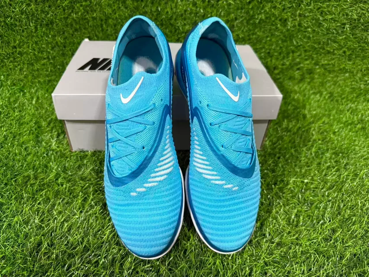 Nike Zapatillas de fútbol azul y blanco upper knit low-cut para césped artificial 4