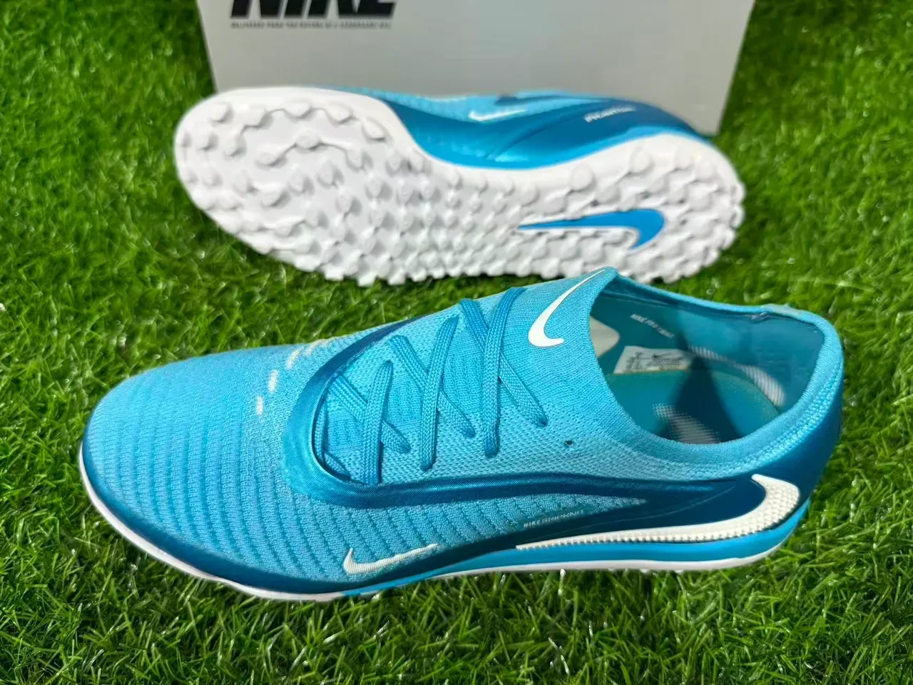 Nike Zapatillas de fútbol azul y blanco upper knit low-cut para césped artificial 5