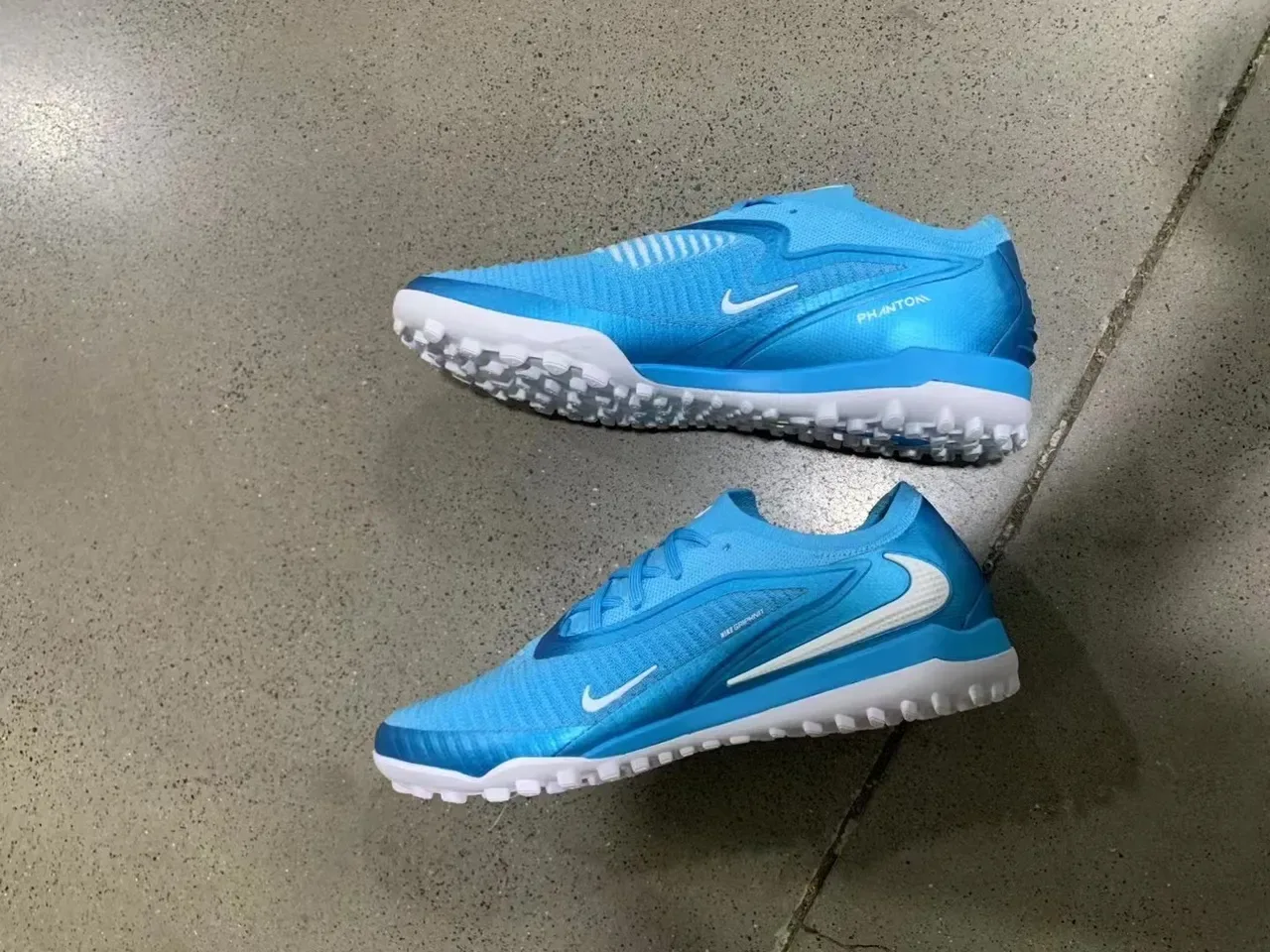 Nike Zapatillas de fútbol azul y blanco upper knit low-cut para césped artificial 9