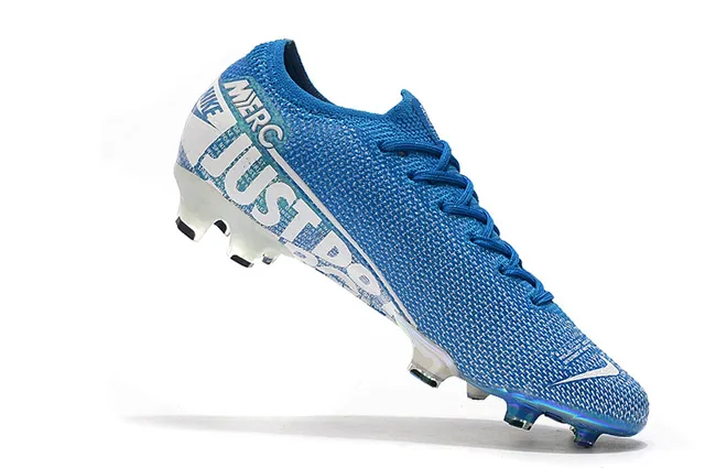 Nike Sapatos de futebol azul e branco de corte baixo com ajuste de meias bota contraforte iridescent holográfico para terreno firme 3