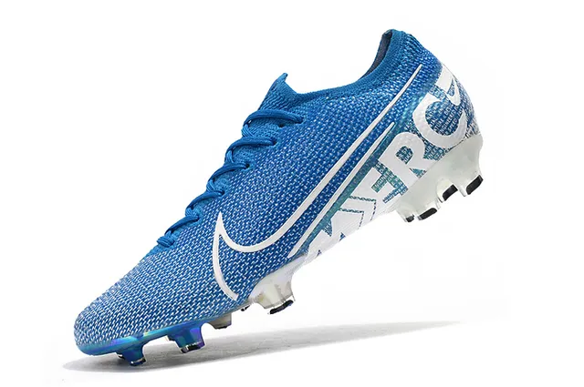 Nike Sapatos de futebol azul e branco de corte baixo com ajuste de meias bota contraforte iridescent holográfico para terreno firme 4