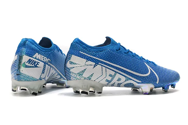 Nike Sapatos de futebol azul e branco de corte baixo com ajuste de meias bota contraforte iridescent holográfico para terreno firme 10