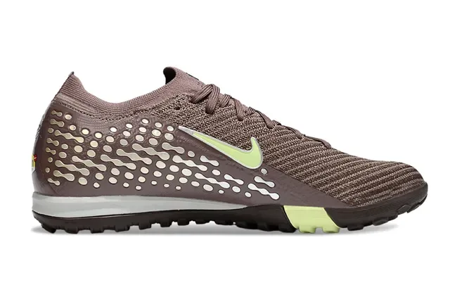 Nike Zapatillas de fútbol marrón verde con upper de knit y outsole turf 2