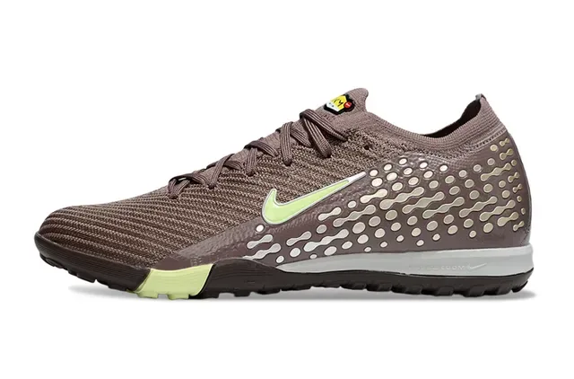 Nike Zapatillas de fútbol marrón verde con upper de knit y outsole turf 3