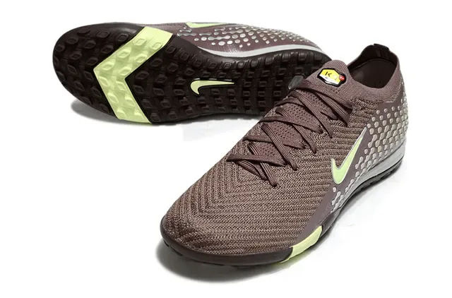 Nike Zapatillas de fútbol marrón verde con upper de knit y outsole turf 5
