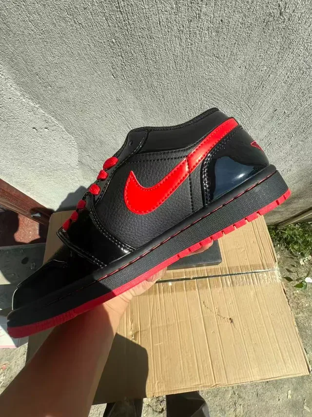 نييكي دانك لو أسود وأحمر Patent Lifestyle Sneakers 6