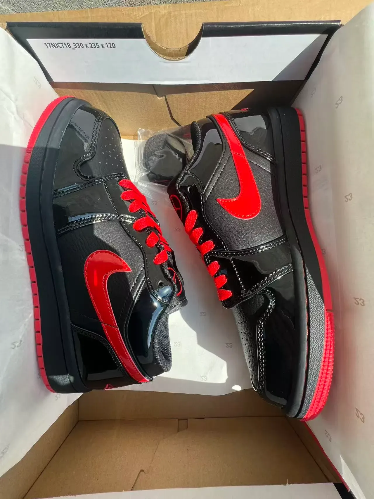 نييكي دانك لو أسود وأحمر Patent Lifestyle Sneakers 10