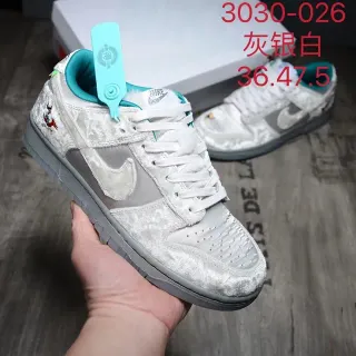 Nike Dunk Low ग्रे और नीला वेलवेट टेक्स्चर्ड ऊपरी भाग टील अंक लाइनिंग स्केटबोर्ड जूते