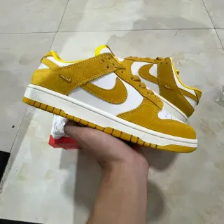 Nike Dunk Low أصفر خردل وأبيض سينيكرز لايف ستايل