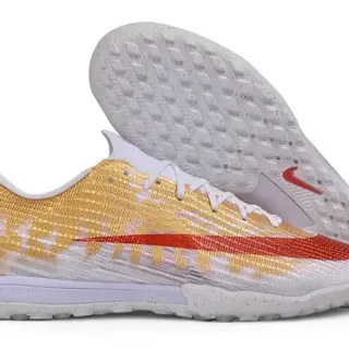 Tênis de futebol Nike Gold Red Knit Upper Acabamento metálico Turf