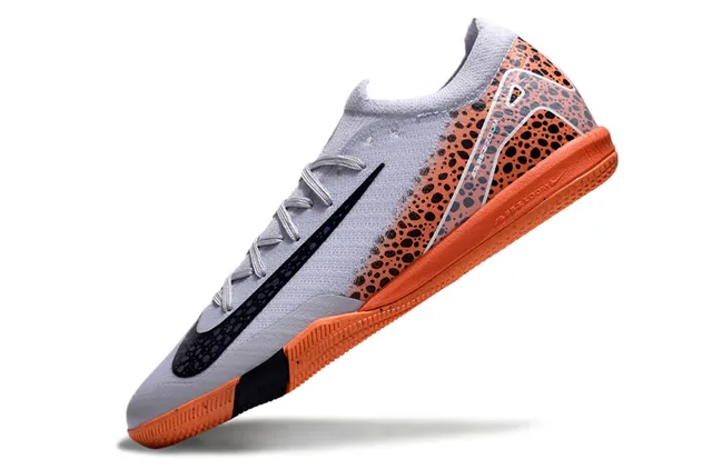 Nike Cinza Laranja Tênis de futebol indoor de corte baixo com gola de ajuste de meia 3