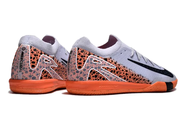 Nike Cinza Laranja Tênis de futebol indoor de corte baixo com gola de ajuste de meia 5