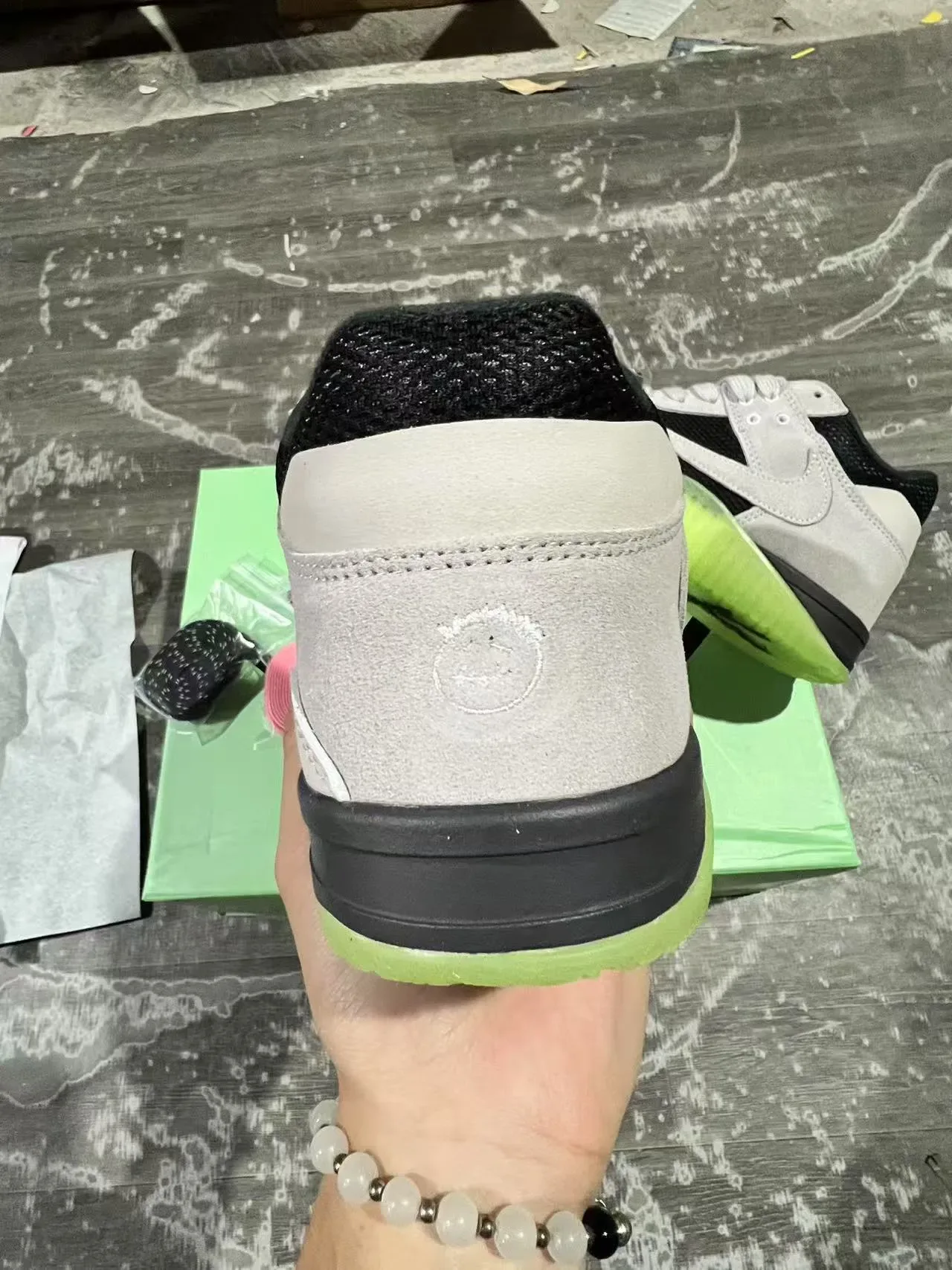 耐克 绿灰 分层麂皮网面 霓虹雕塑大底 运动鞋 8