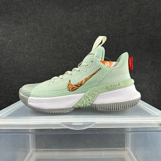 Nike LeBron verde menta dorado geométrico Swoosh texturizado contrafuerte del talón zapatillas de baloncesto 2