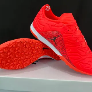 Nike أحذية كرة القدم الداخلية برتقالي أسود مع جزء علوي مصنوع من المواد الاصطناعية المصبوكة وتداخل أنماط الموج النصي
