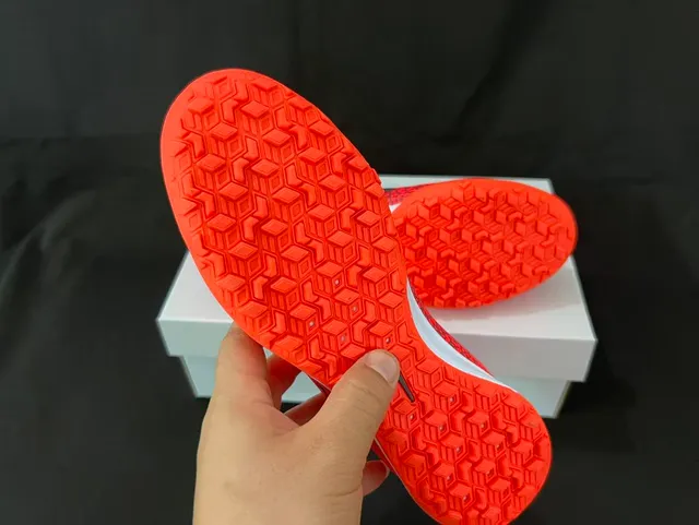 Nike zapatos de fútbol indoor naranja y negro con parte superior sintética moldeada y superposición de patrón de ola texturizado 2