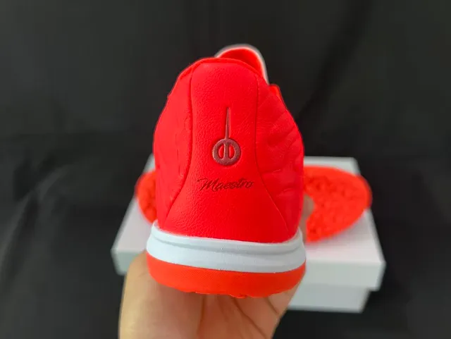 Nike zapatos de fútbol indoor naranja y negro con parte superior sintética moldeada y superposición de patrón de ola texturizado 3