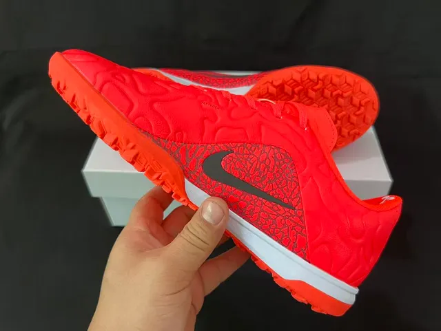 Nike zapatos de fútbol indoor naranja y negro con parte superior sintética moldeada y superposición de patrón de ola texturizado 4