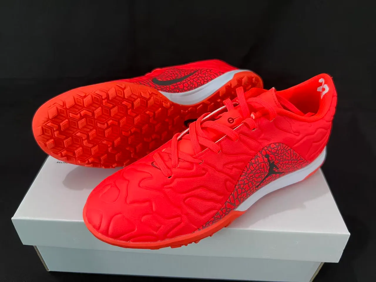 Nike zapatos de fútbol indoor naranja y negro con parte superior sintética moldeada y superposición de patrón de ola texturizado 9