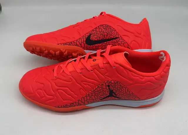 Nike zapatos de fútbol indoor naranja y negro con parte superior sintética moldeada y superposición de patrón de ola texturizado 10