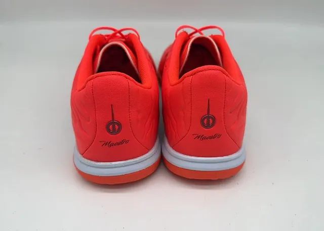 Nike zapatos de fútbol indoor naranja y negro con parte superior sintética moldeada y superposición de patrón de ola texturizado 11