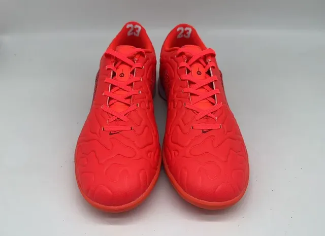 Nike zapatos de fútbol indoor naranja y negro con parte superior sintética moldeada y superposición de patrón de ola texturizado 12
