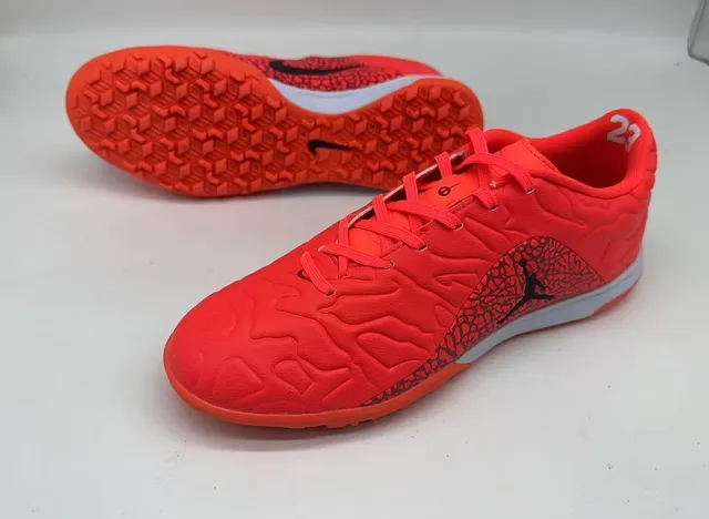 Nike zapatos de fútbol indoor naranja y negro con parte superior sintética moldeada y superposición de patrón de ola texturizado 13