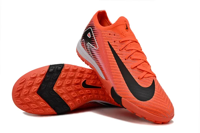 Nike Zapatillas de fútbol con upper de tricot en naranja y rosa y suela turf 3