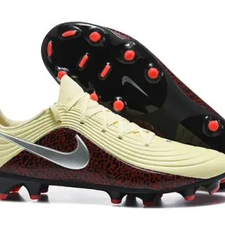 Nike Phantom GT Beige Red Sapatos de futebol de corte baixo com cadarços, upper sintético texturizado para gramado firme