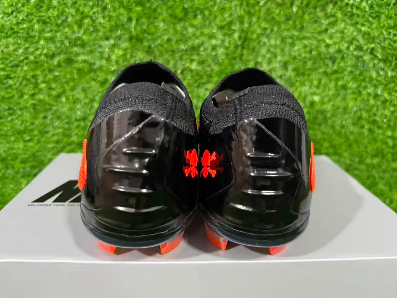 耐克 Phantom GT Black Orange Low-Cut 足球钉鞋 彩虹光泽全息外底 Firm-Ground 足球鞋 4