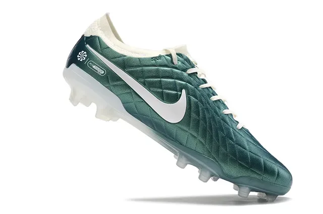 Nike Phantom GT Verde Branco Sapatos de futebol para campo firme com upper texturizado em diamante acabado metálico 2