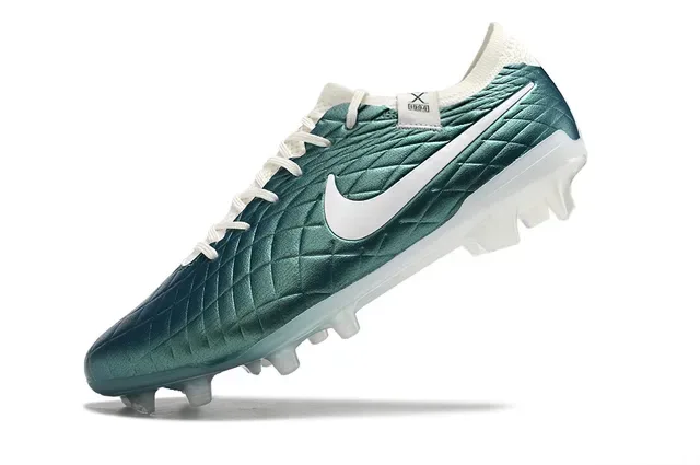 Nike Phantom GT Verde Branco Sapatos de futebol para campo firme com upper texturizado em diamante acabado metálico 3