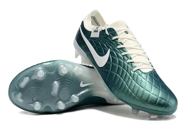 Nike Phantom GT Verde Branco Sapatos de futebol para campo firme com upper texturizado em diamante acabado metálico 4