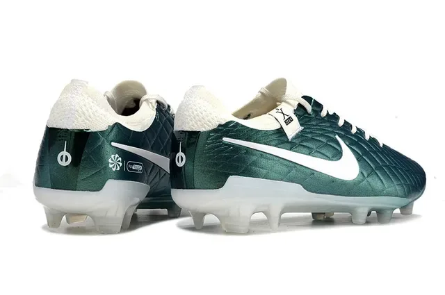 Nike Phantom GT Verde Branco Sapatos de futebol para campo firme com upper texturizado em diamante acabado metálico 5