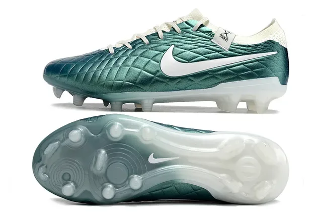 Nike Phantom GT Verde Branco Sapatos de futebol para campo firme com upper texturizado em diamante acabado metálico 6