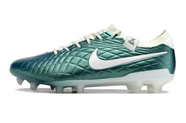 Nike Phantom GT Verde Branco Sapatos de futebol para campo firme com upper texturizado em diamante acabado metálico 7