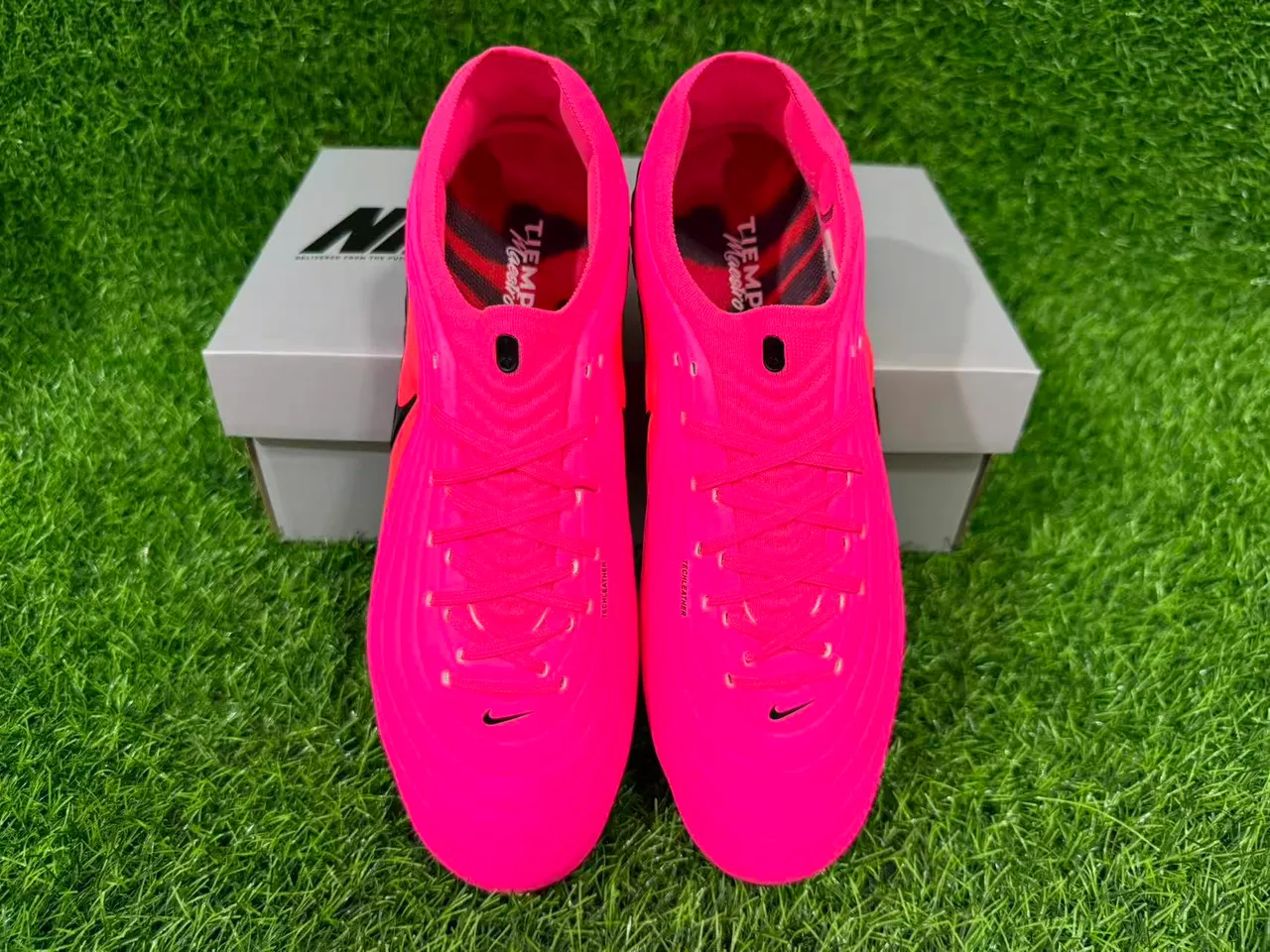 Nike গোলাপি নারঙ্গি লো-কাট সিন্থেটিক উপরের অংশ রিবড টেক্সচার ফার্ম-গ্রাউন্ড ফুটবল জুতা 2