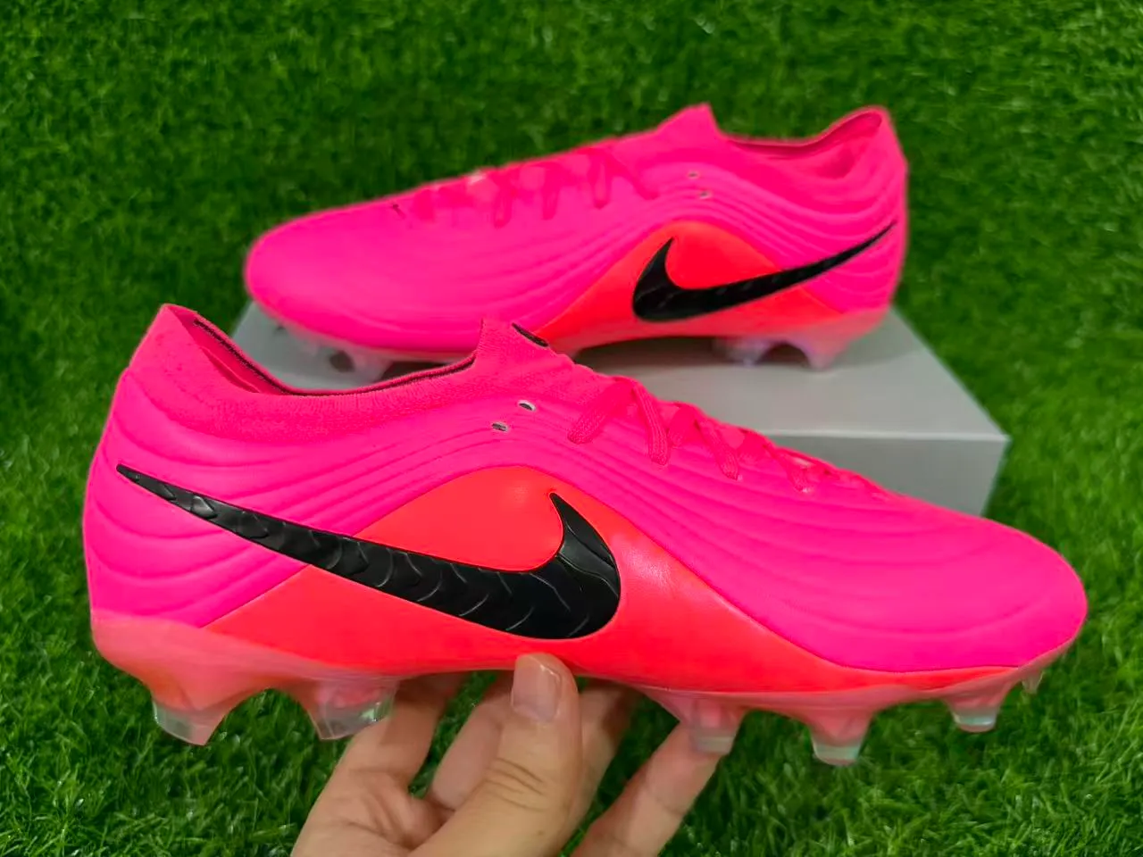 Nike গোলাপি নারঙ্গি লো-কাট সিন্থেটিক উপরের অংশ রিবড টেক্সচার ফার্ম-গ্রাউন্ড ফুটবল জুতা 3