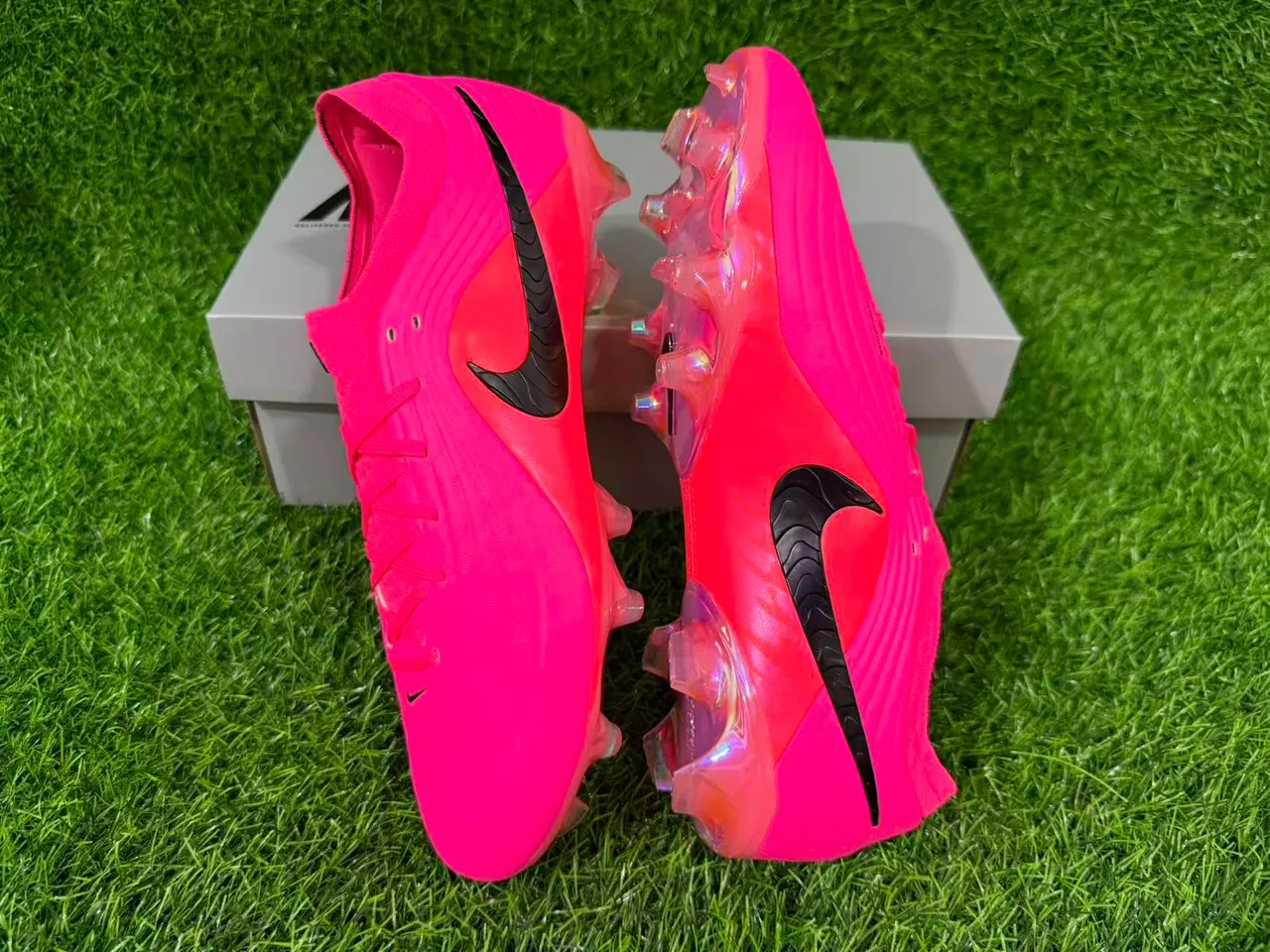 Nike গোলাপি নারঙ্গি লো-কাট সিন্থেটিক উপরের অংশ রিবড টেক্সচার ফার্ম-গ্রাউন্ড ফুটবল জুতা 4