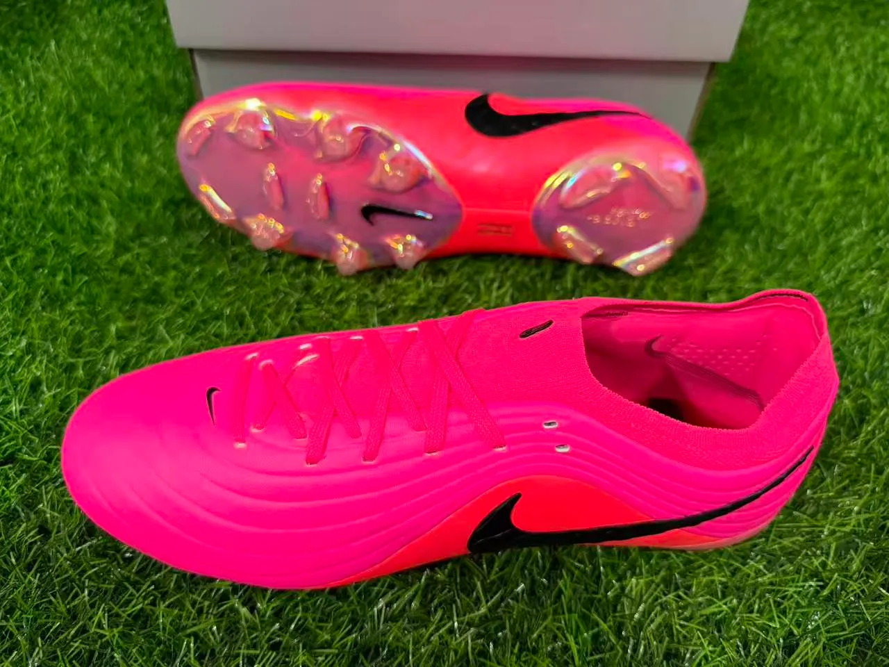 Nike গোলাপি নারঙ্গি লো-কাট সিন্থেটিক উপরের অংশ রিবড টেক্সচার ফার্ম-গ্রাউন্ড ফুটবল জুতা 6