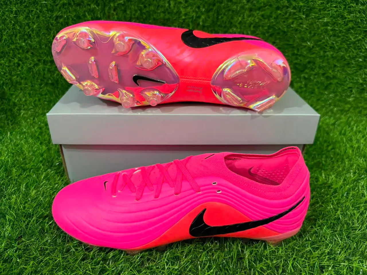 Nike গোলাপি নারঙ্গি লো-কাট সিন্থেটিক উপরের অংশ রিবড টেক্সচার ফার্ম-গ্রাউন্ড ফুটবল জুতা 7