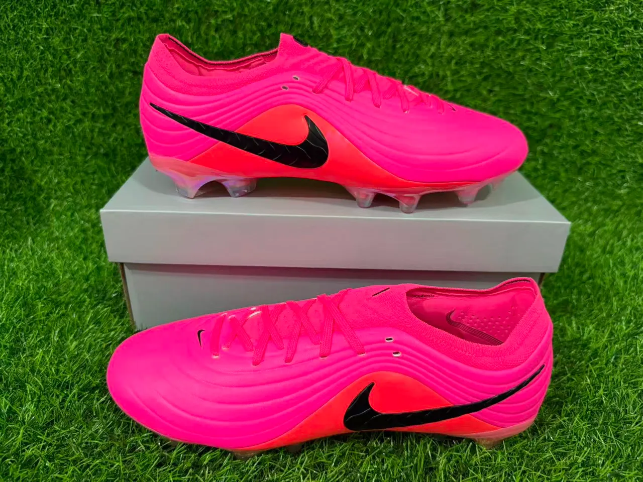 Nike গোলাপি নারঙ্গি লো-কাট সিন্থেটিক উপরের অংশ রিবড টেক্সচার ফার্ম-গ্রাউন্ড ফুটবল জুতা 9