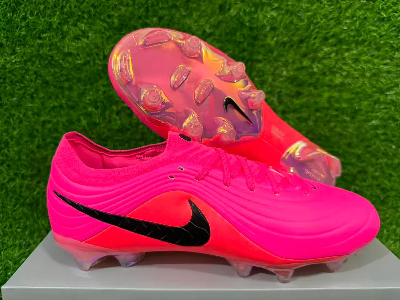 Nike গোলাপি নারঙ্গি লো-কাট সিন্থেটিক উপরের অংশ রিবড টেক্সচার ফার্ম-গ্রাউন্ড ফুটবল জুতা 10