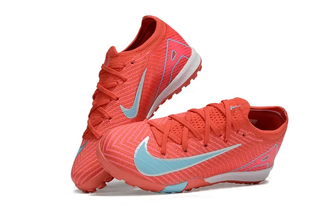 Nike Tênis de futebol turf vermelho e azul com upper de knit e gola integrada tipo meia 4