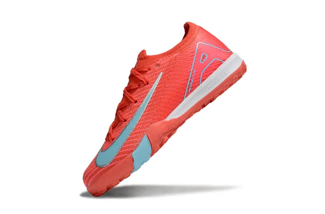 Nike Tênis de futebol turf vermelho e azul com upper de knit e gola integrada tipo meia 5