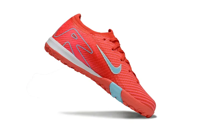 Nike Tênis de futebol turf vermelho e azul com upper de knit e gola integrada tipo meia 6